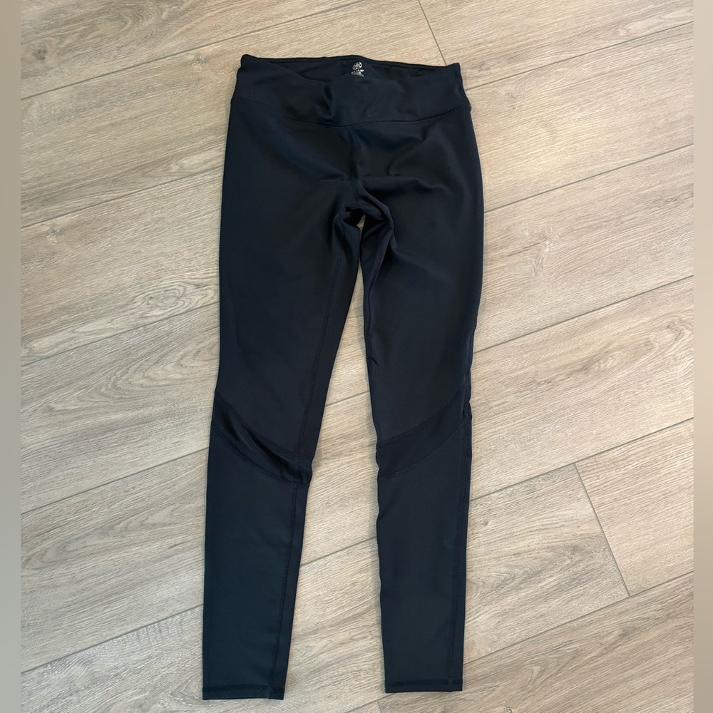 NWOT GAIAM Women’s Leggings with Mesh Cutout (Black) - Medium